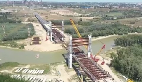 Directorul CNAIR anunţă că a fost ridicat şi poziţionat încă un segment al tablierului podului peste râul Siret, pe Drumul Expres Brăila – Galaţi / Circulaţia trebuie deschisă până la finalul acestui an - VIDEO