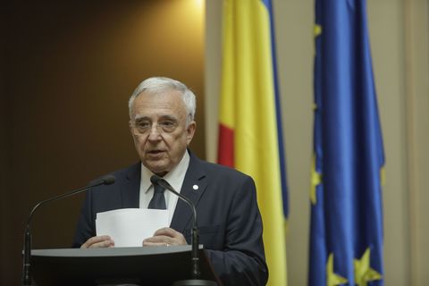 Isărescu le atrage atenţia politicienilor: Vorbele sunt mai tari decât faptele, atenţie la declaraţii, altfel o păţim / Cred că partidele coaliţiei trebuie să se reaşeze la masă / În interior se pot părui, dar în public trebuie închise toate discuţiile