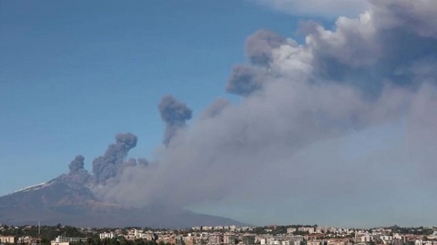 Aeroportul din Catania a reluat zborurile după reducerea nivelului de alertă pentru vulcanul Etna