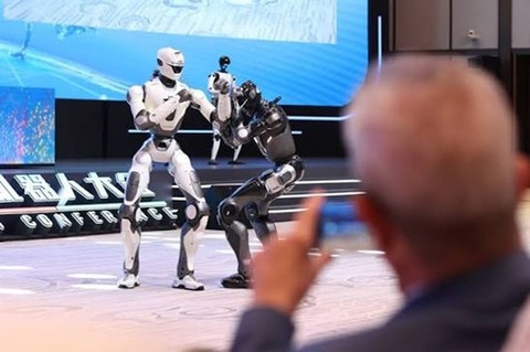 China încearcă să transforme roboţii umanoizi din vedete ale demonstraţiilor în muncitori pentru fabrici şi depozite