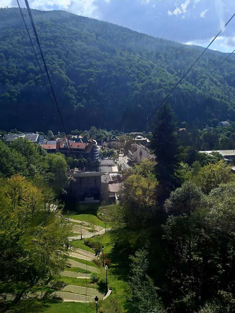 Hotel din stațiune montană cu terasă și mese exterioare, reflectând impactul bugetelor vacanță reduse asupra turismului montan și restaurantelor munte. | sursa foto: News.ro Hotel din stațiune montană cu terasă și mese exterioare, reflectând impactul bugetelor vacanță reduse asupra turismului montan și restaurantelor munte. | sursa foto: News.ro