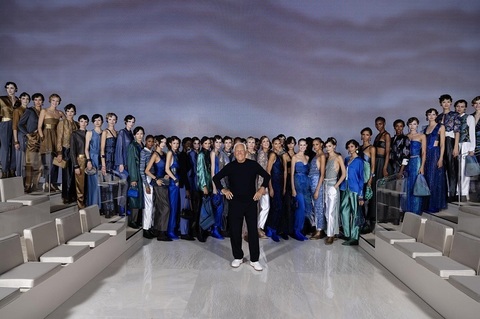 Armani, la un an după moartea fondatorului: Grupul pregăteşte vânzarea unei participaţii, iar LVMH, L'Oréal şi EssilorLuxottica sunt potenţiali investitori
