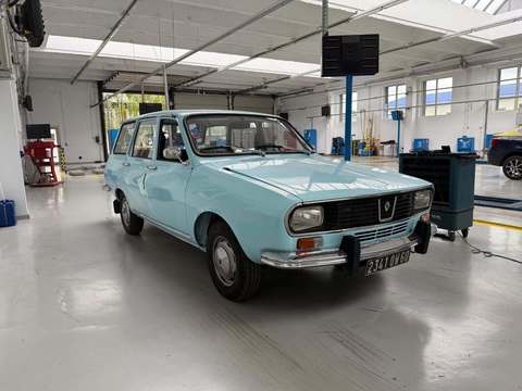 ”Musafiri” deosebiţi la RAR: un Renault 12 break, culoarea ”bleu de France”, din 1974 şi o maşinuţă breloc, un Fiat 110F/500, din 1969 produs la Torino, ambele în formă de zile mari - FOTO
