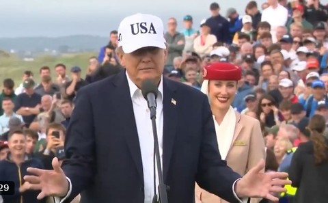 Trump spune că va elimina taxele vamale impuse de SUA asupra whisky-ului irlandez. Trump a făcut anunţul în mijlocul ovaţiilor, pe un teren de golf din Irlanda