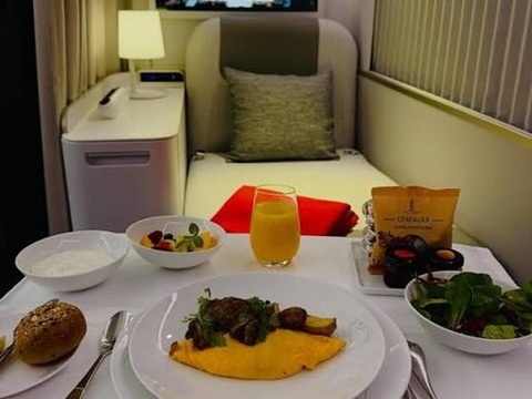 Caviar şi şampanie la bord: Pariul Air France pe lux dă rezultate în plină criză a aviaţiei provocată de războiul cu Iranul