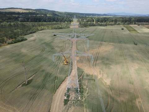 Transelectrica extinde reţeaua de linii electrice, ajunsă la 9.000 kilometri, în prezent, pentru a prelua energia provenită din centre noi de producţie, inclusiv din surse regenerabile. Proiecte importante în Vestul ţării, dar şi în Dobrogea