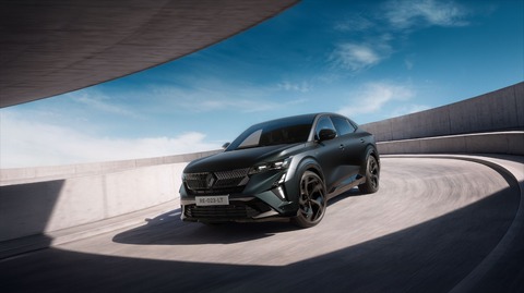 Renault lansează Rafale hypnotic, o versiune exclusivistă produsă într-o ediţie limitată cu doar 1.500 de unităţi numerotate pentru Europa. Preţul pentru România este de 57.450 euro cu TVA