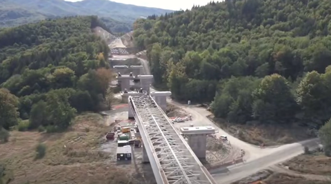 Lucrări de lansare a tablierului metalic al Viaductului 23 pe Autostrada Sibiu – Piteşti - VIDEO