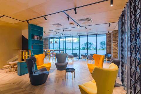 Federaţia Industriei Hoteliere din România: Industria are nevoie de raportare digitală unică, competenţe noi şi o distribuţie online mai echilibrată/Doar 5% din companii folossesc AI/Deficitul de personal se menţine la 20%