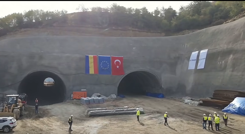 Pistol (CNAIR): A doua galerie, de 264 m, a tunelului Boiţa 1, de pe Autostrada Sibiu - Piteşti a fost străpunsă - FOTO, VIDEO