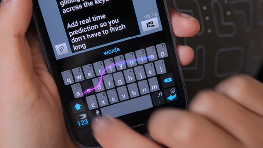 Cea mai populară tastatură de smartphone, SwiftKey, face predicţii de cuvinte pe baza unei reţele neuronale