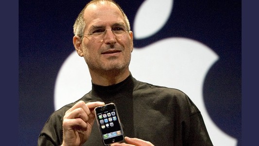 Se împlinesc 10 ani de la prezentarea primului iPhone