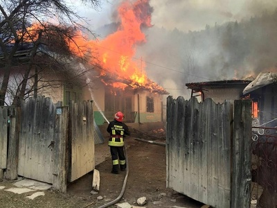 Un incendiu puternic a distrus trei locuinţe dintr-o comună din judeţul Bacău, pompierii intervenind cu opt autospeciale