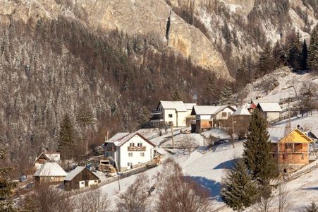 Un alpinist a murit în Munţii Făgăraş după ce a căzut într-o prăpastie