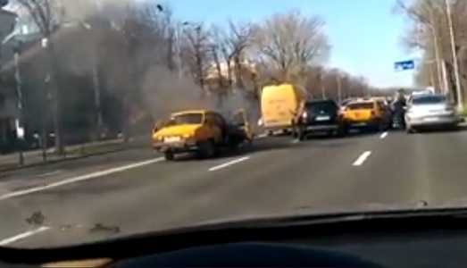 O maşină a ars pe bulevardul Aviatorilor din Capitală