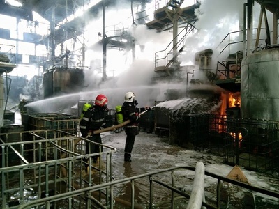Pompierii au lichidat după două ore incendiul de la un depozit de materiale pirotehnice din Parcul Industrial Ploieşti