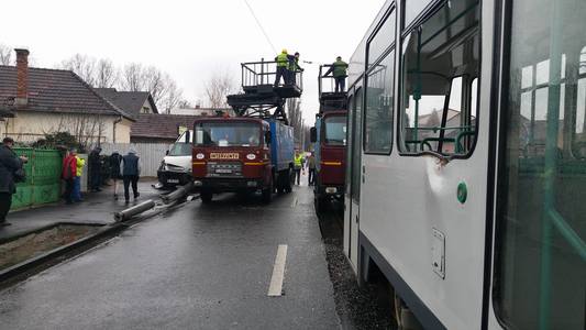 Copil rănit grav, după ce un stâlp de electricitate lovit de o dubă a căzut peste un tramvai în Cluj-Napoca