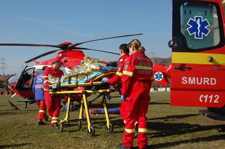 Fetiţă de cinci ani din Haţeg, găsită în comă şi cu hipotermie într-un canal, dusă cu un elicopter SMURD la Timişoara