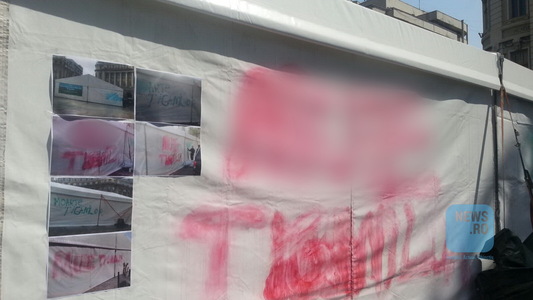 Trei bărbaţi au fost reţinuţi după vandalizarea cortului romilor din Piaţa Universităţii