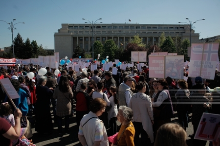 Peste 2.000 de persoane, la marşul şi mitingul din Capitală pentru susţinerea familiei Bodnariu. FOTO