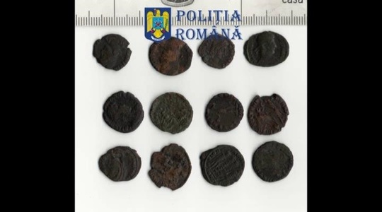 Poliţiştii verifică provenienţa a 12 monede romane din cupru găsite la vânzare într-un târg din Sibiu