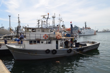 Doi marinari turci de pe un pescador prins la braconaj în Marea Neagră, arestaţi preventiv, iar vasul, confiscat