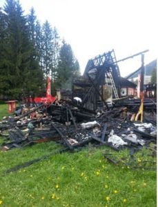 Două magazine de suveniruri şi o terasă din lemn din Poiana Braşov au fost distruse într-un incendiu