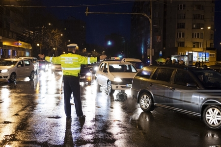 Un bărbat băut şi fără permis de conducere a lovit trei maşini parcate, pe o stradă din Capitală