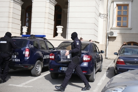 Douăzeci de persoane suspectate de evaziune fiscală de peste două milioane de euro, duse la audieri în urma unor percheziţii 