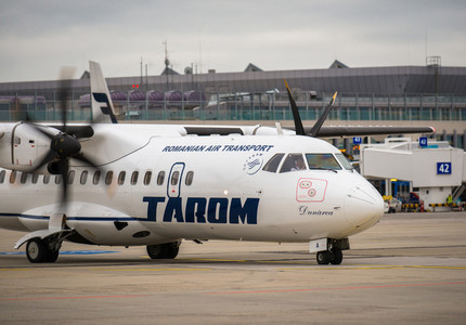 Pasagerii aeronavei Tarom care a aterizat de urgenţă la Timişoara vor fi transportaţi la Belgrad cu un alt avion