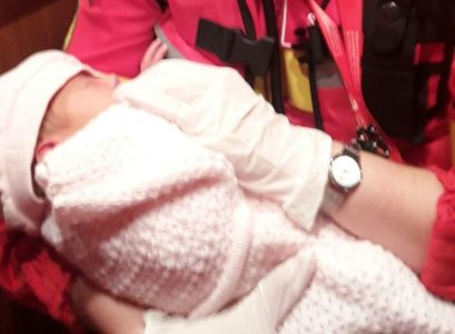 Femeia care a abandonat bebeluşul găsit într-o pungă, lângă o pubelă, audiată la Poliţia Capitalei