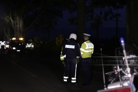 Poliţiştii nu au descoperit urme de frânare în zona unde maşina lui Dan Condrea s-a izbit de un copac, iar drumul era drept - FOTO