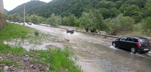 Vâlcea: Traficul pe Valea Oltului se desfăşoară cu dificultate după ce râul Olt a ieşit din matcă, acoperind şoseaua