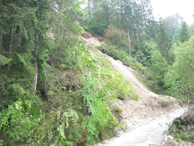 Un versant a alunecat şi a blocat albia unui râu, în Parcul Natural Piatra Craiului; autorităţile din Argeş caută soluţii