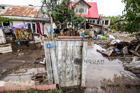 Vrancea: Satul Văleni, unde locuiesc peste 200 de persoane, este izolat după ce drumul de acces a fost distrus de ape