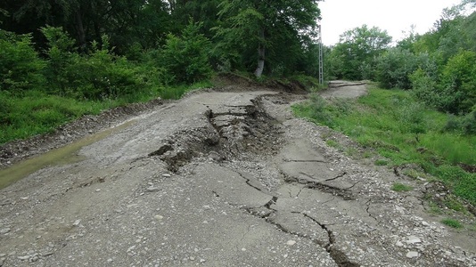 Circulaţia feroviară între Adjud şi Pufeşti, blocată din cauza inundaţiilor, a fost reluată pe un singur fir