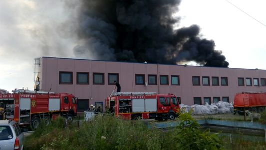 Pompierii intervin de 55 de ore la Jilava pentru stingerea incendiului de la fabrica de încălţăminte