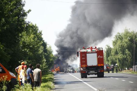 UPDATE: Un TIR încărcat cu 800 de butelii a luat foc pe DN 2, la Mihăileşti, în judeţul Buzău. Buteliile au explodat. Incendiul a fost stins - GALERIE FOTO, VIDEO