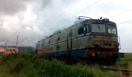 Braşov: Locomotiva unui tren de persoane a luat foc, fără a exista persoane rănite; traficul feroviar se desfăşoară pe un fir