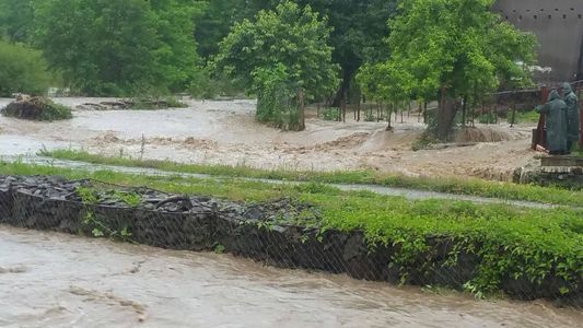 Bacău: Alte 60 de persoane din oraşul Comăneşti au fost evacuate, din cauza alunecărilor de teren