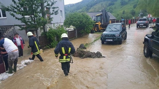Maramureş: Aproximativ 30 de gospodării şi o şcoală din oraşul Borşa, afectate de inundaţii