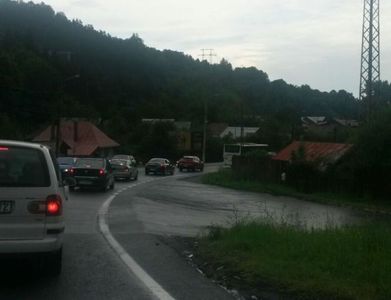 Trafic îngreunat pe DN1, la Comarnic, din cauza aluviunilor scurse de pe versanţi după o ploaie torenţială. FOTO