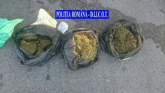 Suspecţi de trafic de droguri arestaţi la Bacău. Liderul grupării şi-a pus mama să porţioneze drogurile
