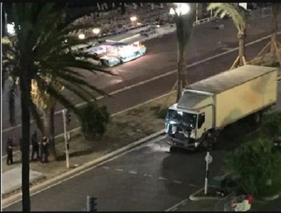 Supravietuitor al atacului de la Nisa: Când camionul s-a pus în mişcare, oamenii se călcau în picioare şi de frică se aruncau în mare
