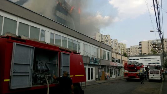 Incendiu la o clădire din Piaţa Crângaşi din Capitală LIVE VIDEO, GALERIE FOTO