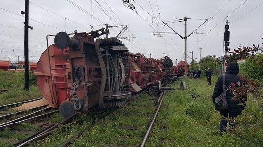 Traficul feroviar, blocat pe ruta Craiova - Drobeta-Turnu Severin, după ce locomotiva unui marfar a deraiat