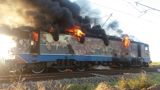 Incendiu la locomotiva unui tren pe ruta Mărăşeşti-Buzău, pasagerii preluaţi de altă garnitură; pompierii intervin pentru stingerea focului - VIDEO