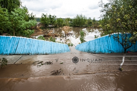 Inundaţii în municipiul Braşov după o ploaie torenţială de 45 de minute; apa a ajuns în unele zone la 50 de centimetri - VIDEO
