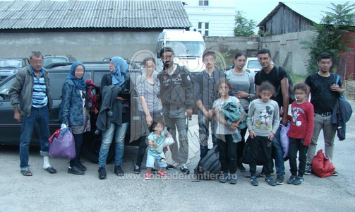 Arad: Bulgar reţinut după ce a încercat să scoată din ţară cu maşina 12 migranţi sirieni, cinci copii fiind în portbagaj

