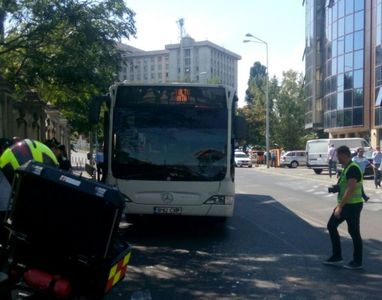 Coliziune între un autobuz şi un autoturism, în apropiere de Palatul Parlamentului: Zece persoane au fost rănite